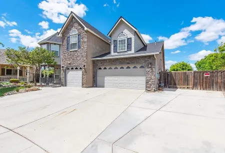 A Relaxing Retreat with Pool and Heated Jacuzzi near Sequoia Parks