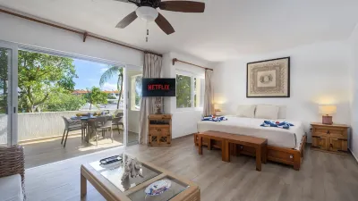 Chac Hal Al, Casa Calandria lovely studio steps from the beach.