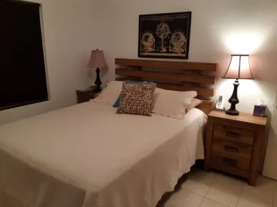 Cozy stand alone cottage with Bermuda Character Hotels near St. David's Lighthouse