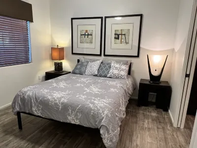 Two bedroom foothills condo close to U of A and The Loop Tucson Clay Co-Op附近的飯店