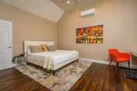 Moko Jumbie - "Premier Suite" - Entire Condo