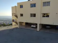 22C Christina Hilltop Apartment panoramic views. โรงแรมใน