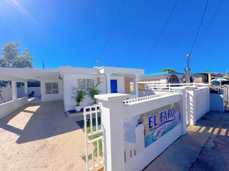 Charming 3-bedroom Beach House with AC and WiFi near Arecibo's best beaches. Отели в г. Аресибо
