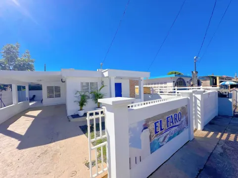 Charming 3-bedroom Beach House with AC and WiFi near Arecibo's best beaches.