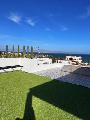 Casita by the SeaPool, Modern,  private rooftop, king beds2 minute to beach!