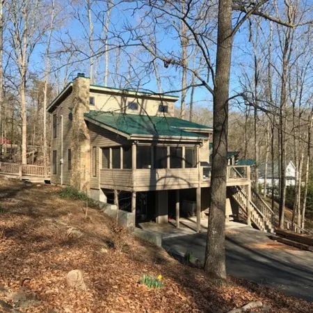Norris Lakefront Home was completely renovated in 2017 on Quiet Cove in Deerfield Resort