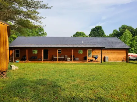 Dream cabin  with mancave and views of Lake Cumberland.