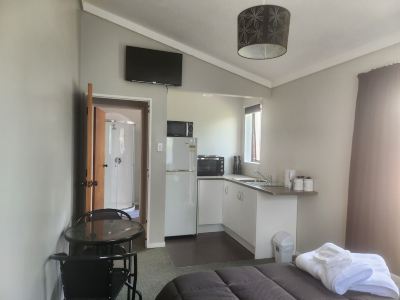 Cosy studio walking distance to shops rails. 45 minutes from the city