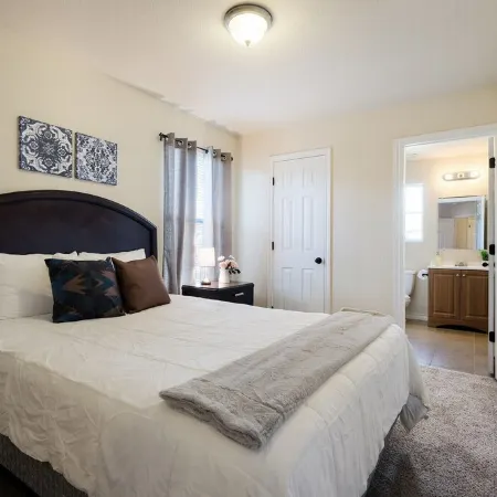 20% OFF Updated 3BR 2.5BTH Townhome - Pet-friendly - Fast WiFi-Driveaway Parking