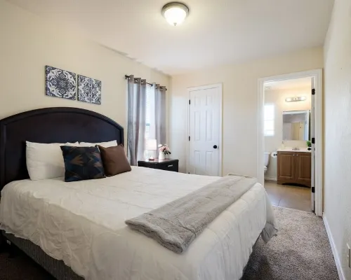 20% OFF Updated 3BR 2.5BTH Townhome - Pet-friendly - Fast WiFi-Driveaway Parking Hotels in Selma
