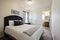 20% OFF Updated 3BR 2.5BTH Townhome - Pet-friendly - Fast WiFi-Driveaway Parking Hotels in Selma