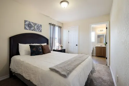 20% OFF Updated 3BR 2.5BTH Townhome - Pet-friendly - Fast WiFi-Driveaway Parking