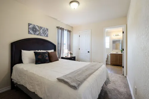 20% OFF Updated 3BR 2.5BTH Townhome - Pet-friendly - Fast WiFi-Driveaway Parking
