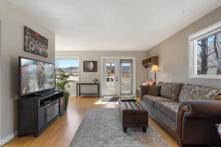 Hoodoo Hideout | Family Retreat | King Suite