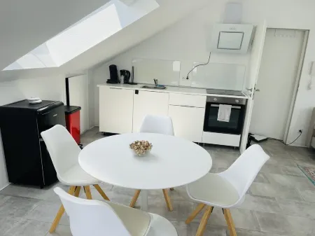 Bright, spacious attic apartment. Отели рядом с достопримечательностью «Liebfrauenkirche»