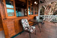 Secluded Hillside Cottage with Bay & Rainforest Views, Just 5 Mins to the Beach