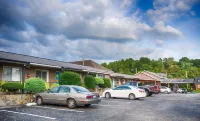 Sunset Motel - parking