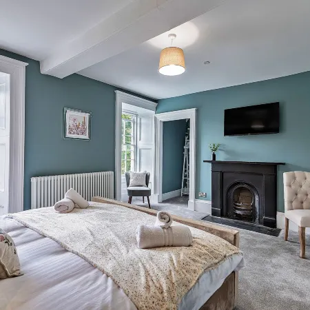 Luxury 9-Bed Manor with Hot Tub & Free Parking