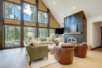 2 Mi to Big Sky Resort: Luxe Mtn-view Retreat! - bar