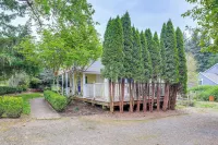 8 Mi to Columbia River Gorge: Cottage w/ Deck! - Homestays
