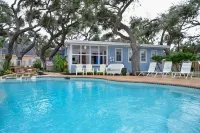 D&R Pelican Bay Resort - Pools