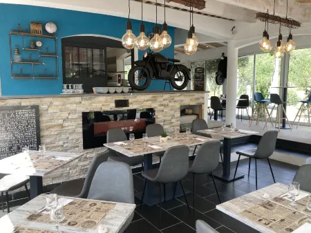 Hôtel Spa l'Ermitage Отели в г. Пюимуассон