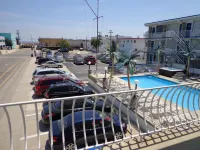 Quarterdeck Motel - Beach