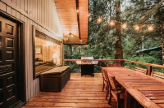 98sl - Hot Tub - BBQ - Pets Ok - Wifi - Sleeps 6 2 Bedroom Home by RedAwning