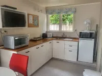 Peaceful bach close to the lake, in the heart of Kinloch Hotels in Kinloch