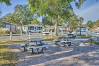 Walk to Ocean: Surfside Beach Home w/ Pool Access - ジム