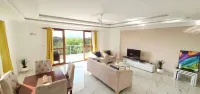 3br Luxurious apt facing beach and central to all amenities/entertainment!