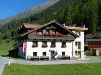 Haus Alpina & Landhaus Schöpf - parking