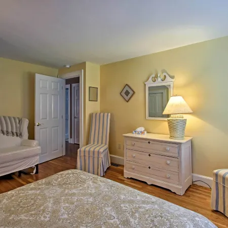 1/2 Mi to Beach: Lovely Guesthouse in Kennebunk!