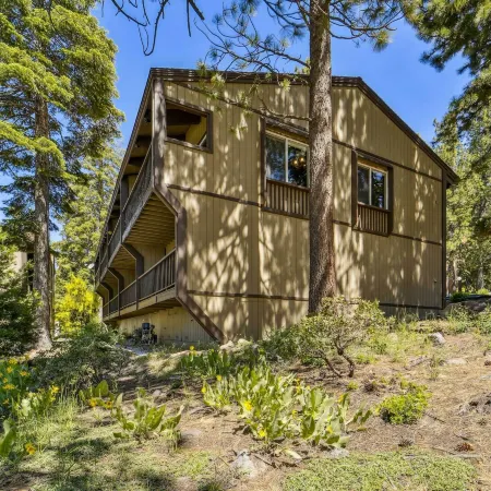 10 Mi to Palisades Tahoe! Condo w/ Game Room