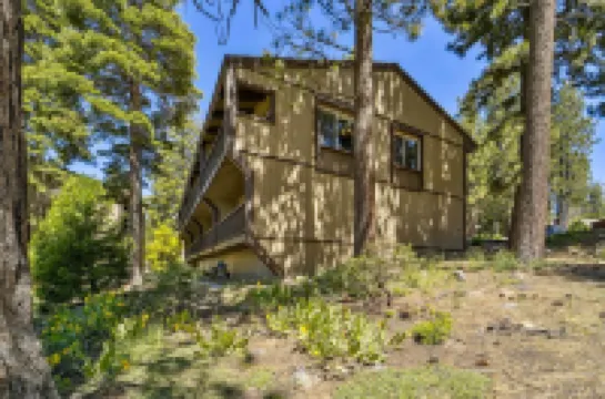 10 Mi to Palisades Tahoe! Condo with Game Room