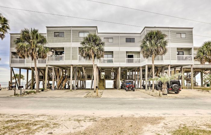Waterfront Escape w/ Balcony on Shell Point Beach!