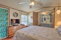 Quaint Chincoteague Island Hideaway w/ 2 Porches! - chambre d’hôtes