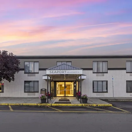 Seaport Inn & Suites