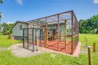 Sleep with Sloths and Lemurs! Modern Webster Home - parking