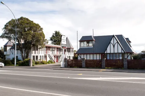 Castles Motel & Driftwood Motel
