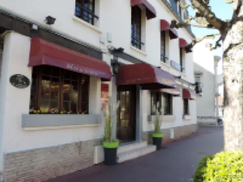 Hôtel le Chantilly Hotels near Deauville Beach