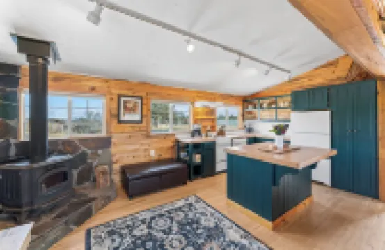 Cozy cabin just outside Sisters, pet friendly, great Mountain View’s, WiFi, & AC