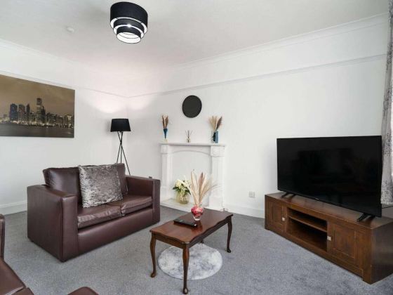 2-Bed Flat Wishaw Free Parking Family-Friendly
