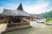 Villa Kampung Karuhun Sutan Raja Hotels in Cimaung