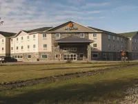 La Quinta Inn & Suites by Wyndham Fairbanks Airport - parking