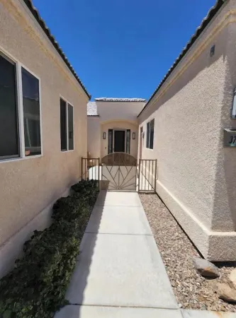 Custom 4 bdrm with Granny Suite and Infinity Pool