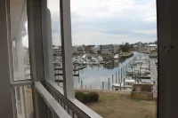 The Marina Sanctuary, Spectacular views, walking to Waterfront dining Hotels in Saint James