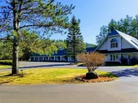 Northwoods Motel - parking
