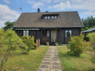 Villa w Open Fireplace and big Plot 5 min From the sea فنادق في 