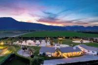 40-Acre Estate Priv Lake Tennis Golf Green Soccer Buena Vista by AvantStay Hotels in 